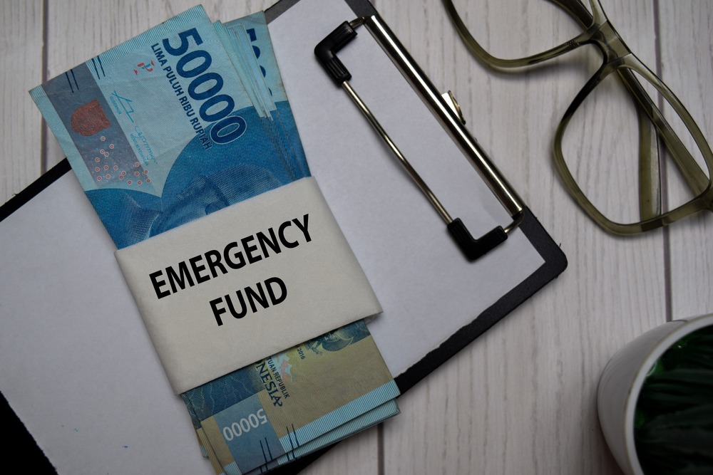 Cara Mengelola Keuangan Pribadi yang Cerdas: 7 Panduan Lengkap untuk Pemula 12 Emergency,Fund,Text,And,Indonesian,Rupiah,Isolated,On,Office,Desk.