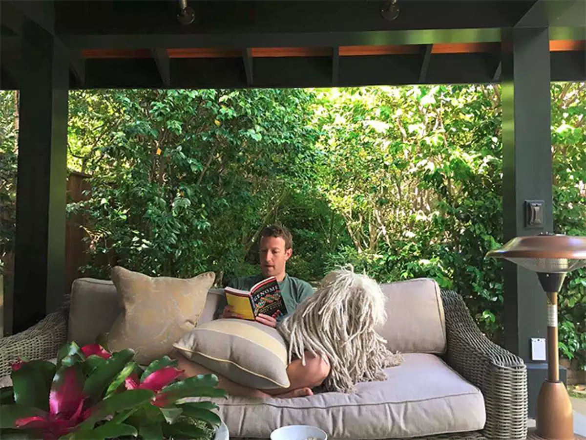 Bukan Hanya Hobi: Mengapa Para Jenius Suka Baca Buku? 13 Mark Zuckerberg dan aktivitas baca buku di waktu luangnya.