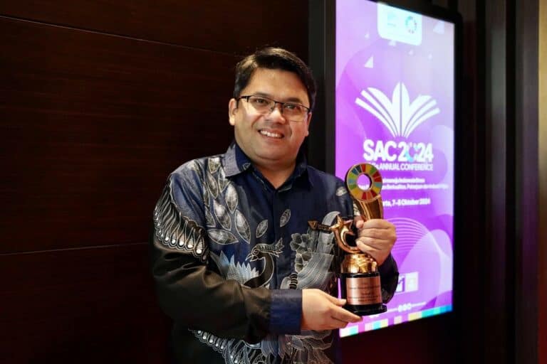Dompet Dhuafa Raih Anugerah Indonesia’s SDGs Action Awards 2024 lewat Program Institut Kemandirian 12 Direktur Institut Kemandirian, Abdurrahman Usman berswafoto dengan Penghargaan ‘Indonesia’s SDGs Action Awards 2024 – Terbaik Ketiga dalam Kategori Filantropi’ untuk program Institut Kemandirian Dompet Dhuafa dalam SDGs Annual Conference (SAC) ke-7 di Hotel Fairmont, Jakarta Pusat, Senin (07/10/2024).