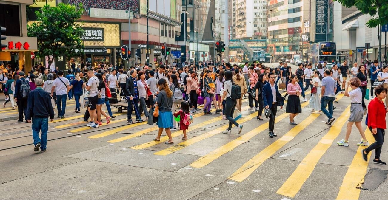 Duduk Terlalu Lama? Bergeraklah! Ini 5 Cara Mudah Lawan Risiko Penyakit 10 Dalam sehari masyarakat Hong Kong bisa jalan kaki hingga 6.880 langkah.