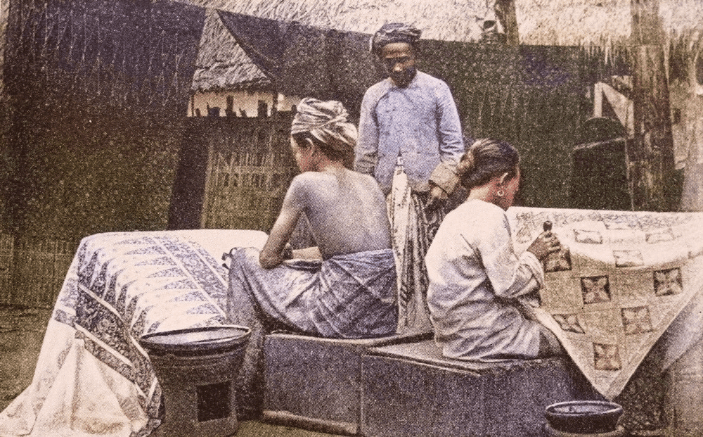 Batik: Sejarah dan Perjalanan Menuju Warisan Dunia 10 Pembuatan batik di Jawa pada tahun 1915.