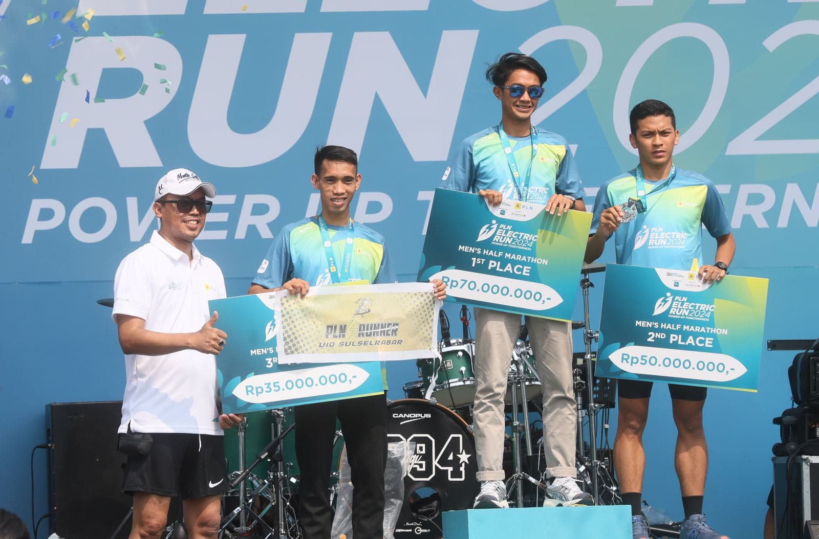 PLN Electric Run 2024: Aksi Olahraga Ramah Lingkungan yang Dorong Pengurangan Emisi Karbon 10 Penyerahan penghargaan untuk pemenang kategori Men’s Half Marathon PLN Electric Run 2024.