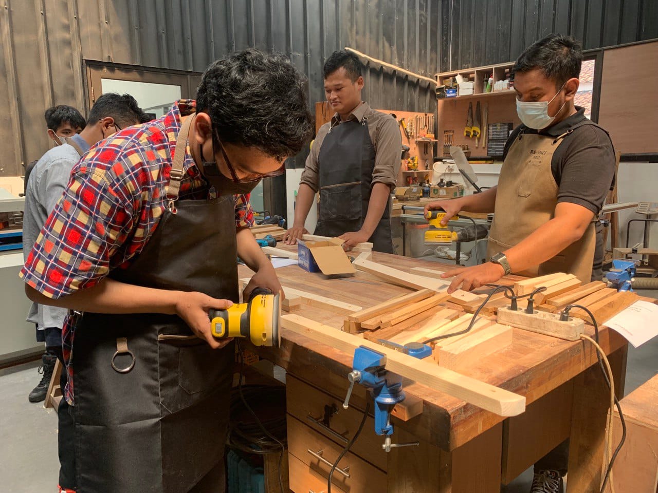 Dompet Dhuafa Raih Anugerah Indonesia’s SDGs Action Awards 2024 lewat Program Institut Kemandirian 10 Program pelatihan perkayuan Institut Kemandirian.