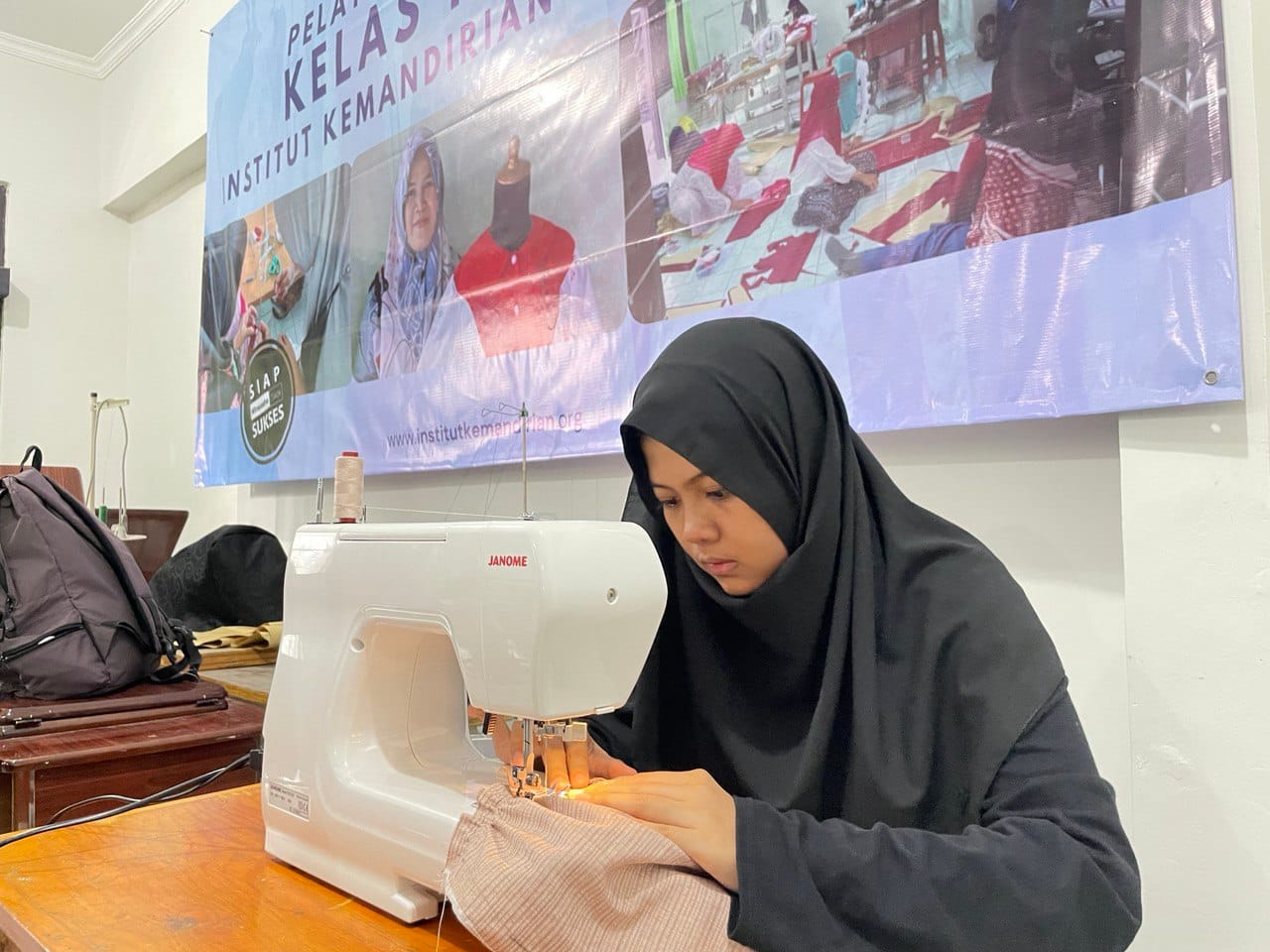 Dompet Dhuafa Raih Anugerah Indonesia’s SDGs Action Awards 2024 lewat Program Institut Kemandirian 11 Program pelatihan menjahit Institut Kemandirian.