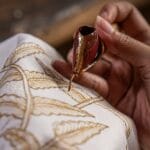 Proses pembuatan batik Indonesia dengan motif bunga.