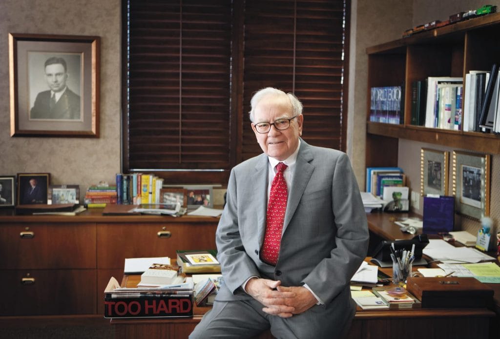 Bukan Hanya Hobi: Mengapa Para Jenius Suka Baca Buku? 11 Warren Buffett dan buku-buku di kantornya.