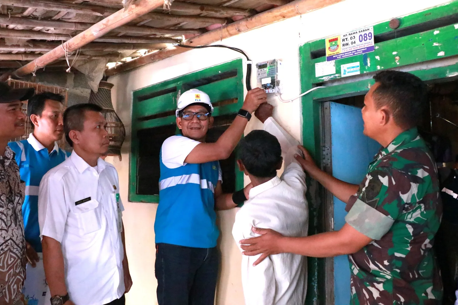 PLN Beri Cahaya Harapan, Ribuan Keluarga Nikmati Listrik Gratis 10 Cahaya Harapan Menyala: PLN Bantu 170 Keluarga Prasejahtera di Banten