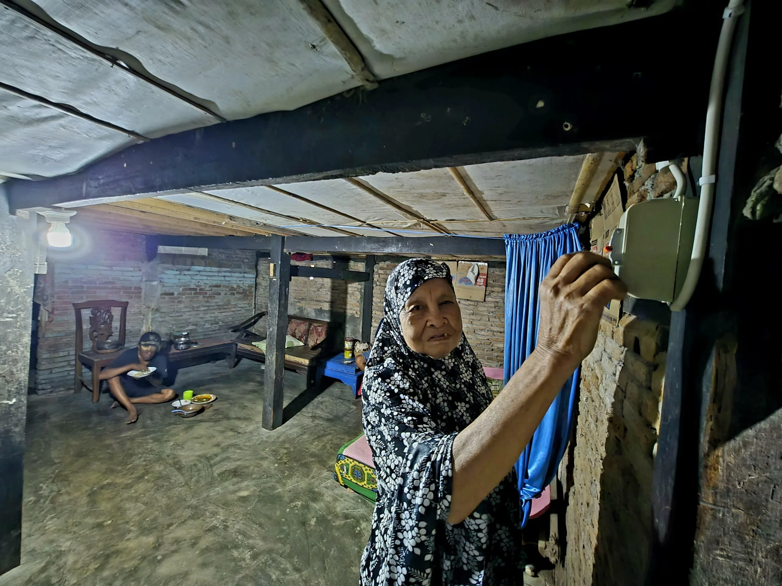 PLN Beri Cahaya Harapan, Ribuan Keluarga Nikmati Listrik Gratis 11 Lija Dg. Tasa, warga Kelurahan Karunrung, Kota Makassar, mengaku bersyukur atas bantuan pasang baru listrik gratis yang dihadirkan oleh PLN untuk dirinya. Sebelumnya Lija belum berkesempatan menikmati aliran listrik dan hanya menggunakan lilin di malam hari. Ia juga menggantungkan kehidupan sehari-hari dari bantuan tetangga.