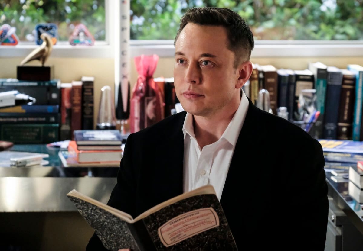 Bukan Hanya Hobi: Mengapa Para Jenius Suka Baca Buku? 12 Elon Musk and Book