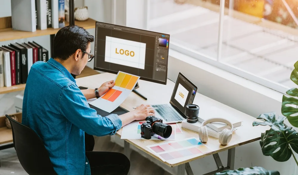 Butuh Uang Tambahan? Ini 10 Ide Side Hustle Fleksibel untuk Karyawan Sibuk 11 Desainer Grafis