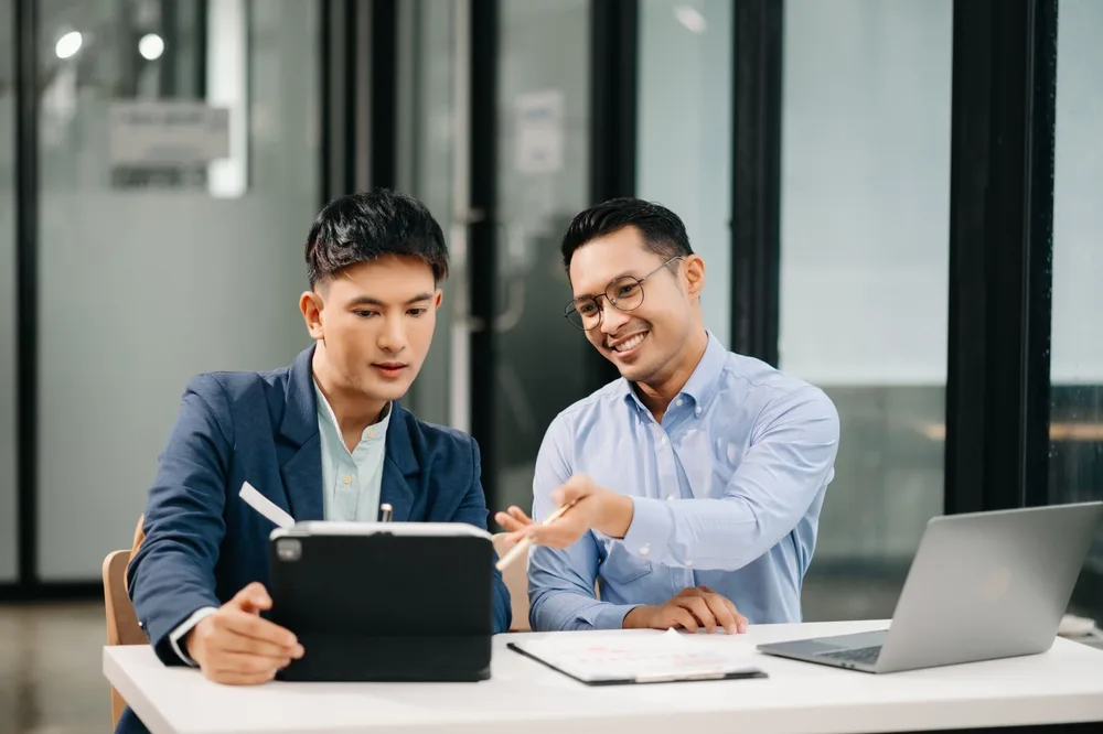 Satu Gaji Tak Cukup, Carilah Sumber Penghasilan Lain 12 Dengan beberapa sumber penghasilan yang beragam, kamu bisa mengurangi risiko finansial jika satu sumber mengalami penurunan.