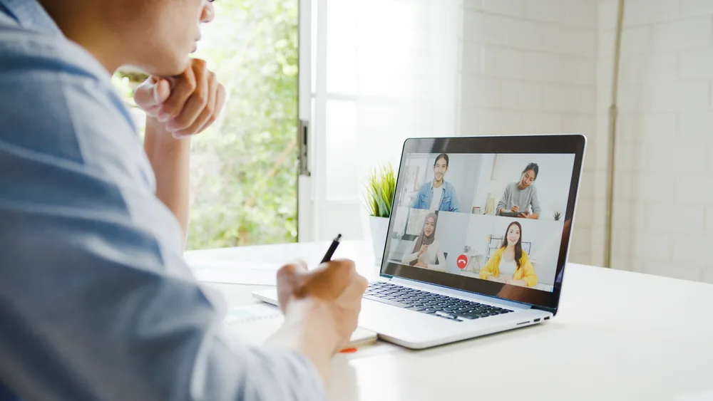 Satu Gaji Tak Cukup, Carilah Sumber Penghasilan Lain 13 Banyak platform online yang menawarkan pelatihan dan kursus yang bisa membantu meningkatkan skill kamu, dan akhirnya menambah peluang penghasilan.