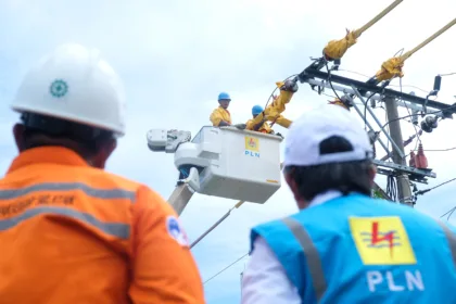 Tim khusus PLN melakukan pemeliharaan pendistribusian tenaga listrik tanpa padam dengan tegangan 20.000 Volt pada jaringan.