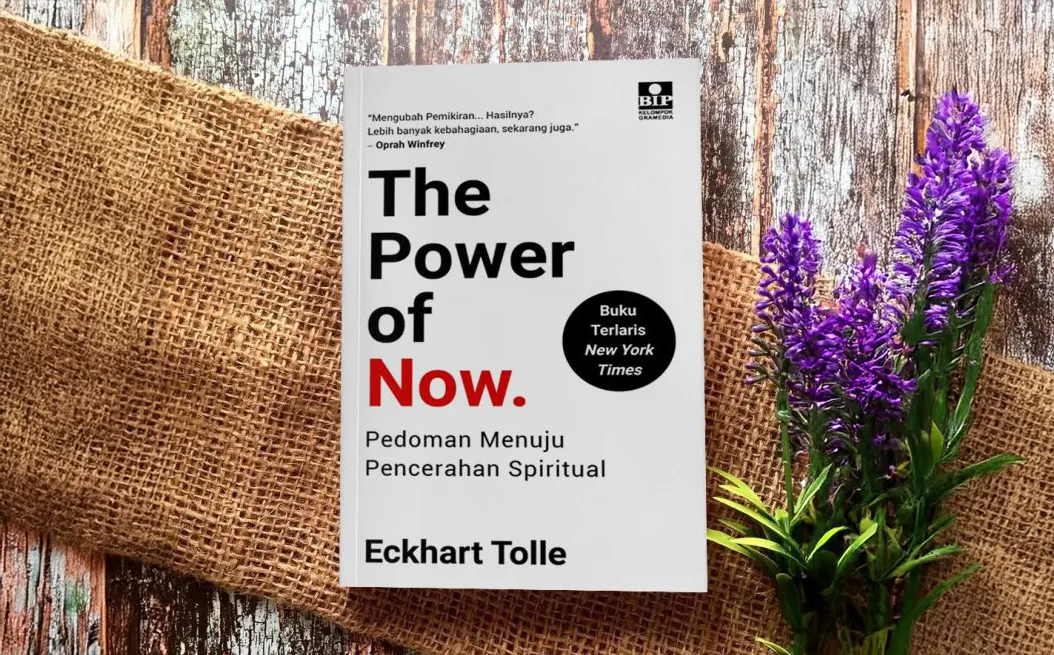 5 Rekomendasi Buku untuk Hidup Lebih Baik di 2025 11 The Power of Now oleh Eckhart Tolle.