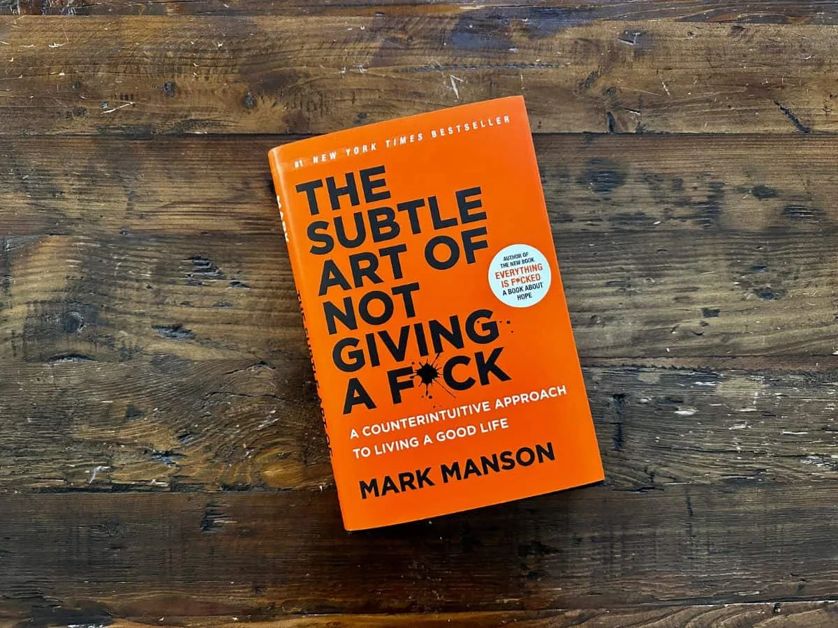 5 Rekomendasi Buku untuk Hidup Lebih Baik di 2025 12 Buku The Subtle Art of Not Giving a F*ck