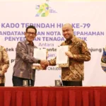 General Manager PLN UID Banten, Andy Acha (kedua dari kiri) bersama Township Operation PIK 2 Deputy Division Head Property of Management PT Kukuh Mandiri Lestari, Nugroho Adi Putranto, BA (kedua dari kanan) saat melaksanakan penandatanganan Nota Kesepahaman Penyediaan Tenaga Listrik yang turut disaksikan oleh Senior Manager Niaga dan Manajemen Pelanggan PLN UID Banten, Ari Prasetyo Nugroho (paling kanan) dan Manager PLN UP3 Teluk Naga, Wardi Hadi (paling kiri) pada Rabu, (30/10).