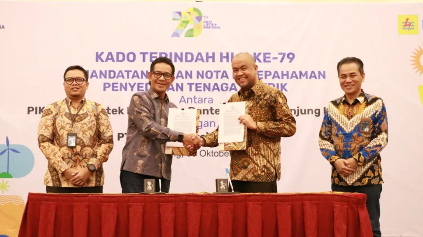 General Manager PLN UID Banten, Andy Acha (kedua dari kiri) bersama Township Operation PIK 2 Deputy Division Head Property of Management PT Kukuh Mandiri Lestari, Nugroho Adi Putranto, BA (kedua dari kanan) saat melaksanakan penandatanganan Nota Kesepahaman Penyediaan Tenaga Listrik yang turut disaksikan oleh Senior Manager Niaga dan Manajemen Pelanggan PLN UID Banten, Ari Prasetyo Nugroho (paling kanan) dan Manager PLN UP3 Teluk Naga, Wardi Hadi (paling kiri) pada Rabu, (30/10).
