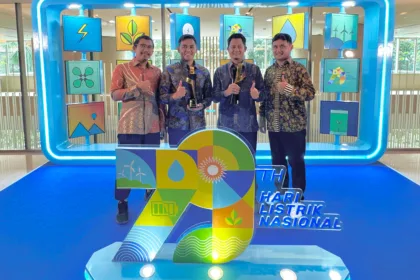 Senior Manager Keuangan, Komunikasi, dan Umum (KKU), Rahmat Mulyana (kedua dari kanan), bersama Manager Komunikasi dan TJSL, Indo Gilang Nesia (kedua dari kiri), serta tim, berfoto dengan bangga setelah meraih dua penghargaan CID Award 2024.