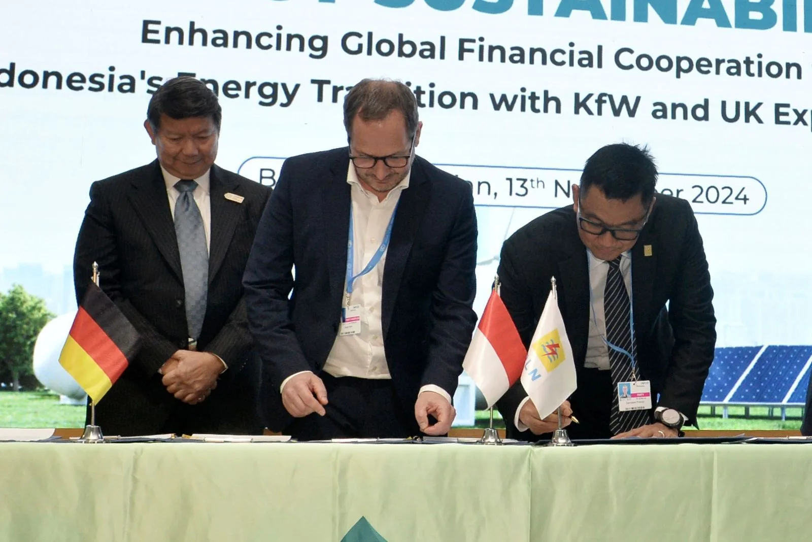 Indonesia Raih Suntikan Dana Jumbo untuk Energi Hijau 10 Direktur Utama PLN, Darmawan Prasodjo (kanan) melakukan penandatanganan Memorandum of Understanding bersama Chief of Sustainability Officer Kreditanstalt für Wiederaufbau (KfW), Jürgen Kern (tengah) dan disaksikan oleh Utusan Khusus Presiden Republik Indonesia dalam COP29, Hashim Djojohadikusumo (kiri) dalam kegiatan Leading the Charge: Strategic Partnership to Catalyze Decarbonization di Baku, Azerbaijan pada Rabu, (13/11).