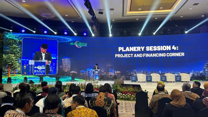 Saat pembukaan talkshow bertajuk "8% Economic Growth and Energy Transition: Challenges and Opportunities" pada rangkaian gelaran Electricity Connect 2024 di Jakarta, Jumat (22/11), Burhanuddin menjelaskan bahwa melalui kehadiran beragam investasi pengembangan EBT di Tanah Air, upaya transisi energi akan berdampak positif bagi pertumbuhan ekonomi nasional.