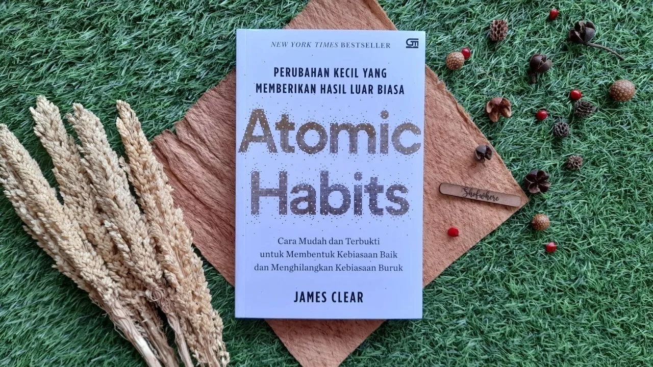 5 Rekomendasi Buku untuk Hidup Lebih Baik di 2025 10 Buku Atomic Habits karya James Clear.