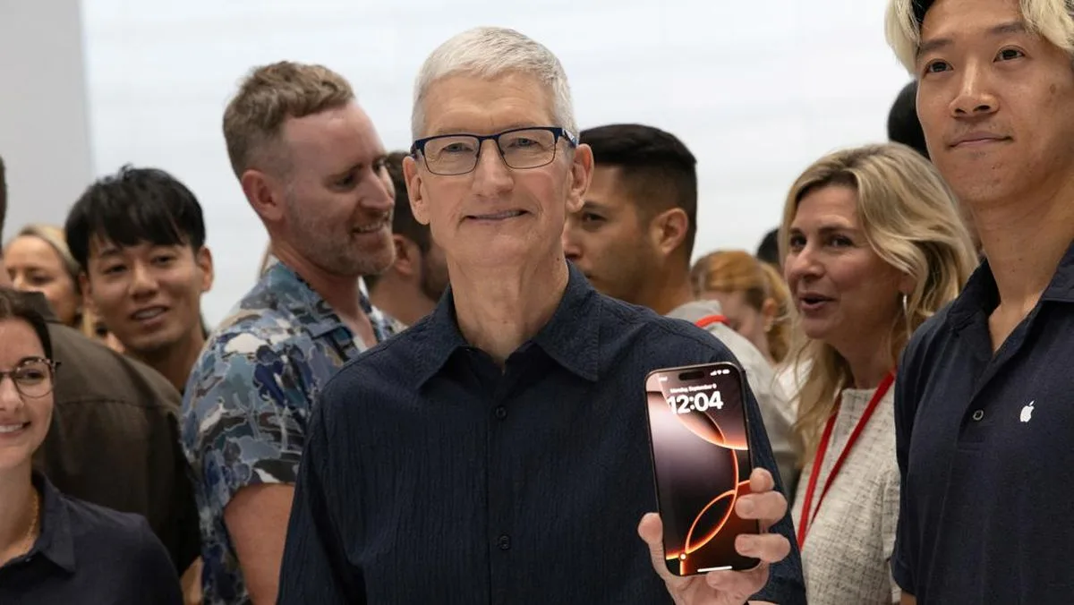 Apple Tawarkan $100 Juta untuk Batalkan Larangan iPhone 16 di Indonesia 10 CEO Apple Tim Cook menunjukkan iPhone 16 di sela-sela acara "It's Glowtime' di markas Apple, Cupertino, California, AS. Beberapa fitur baruyang menonjol dari iPhone 16 di antaranya adalah Apple Intelligence hingga Action Button. (Foto: Reuters/Manuel Orbegozo)