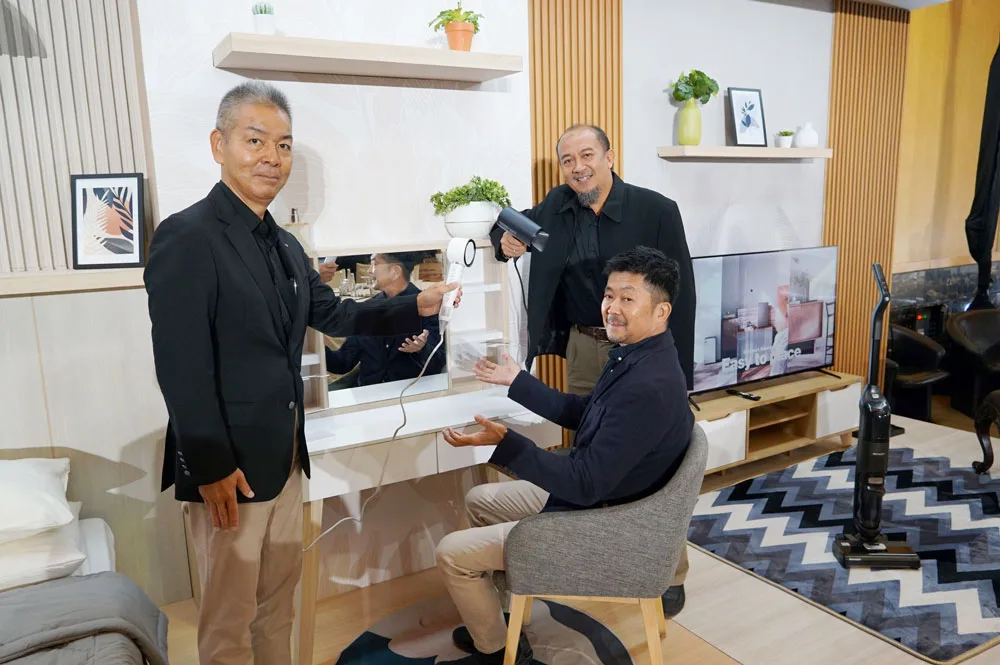 Sharp Hadirkan 4 Inovasi Small Home Appliance untuk Keluarga Modern Indonesia 10 Perwakilan Sharp Indonesia bersama perwakilan Sharp Corporation menunjukan produk beauty sharp terbaru