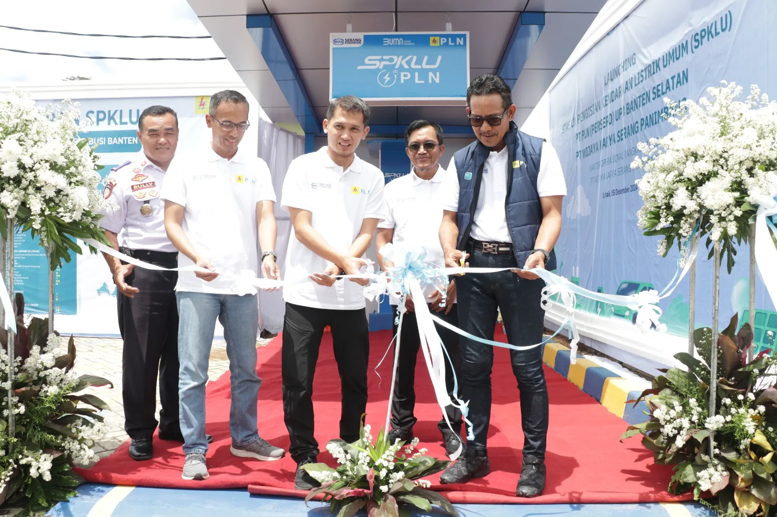 PLN Banten Tambah SPKLU, Ekosistem Kendaraan Listrik Banten Semakin Maju 10 Ceremony pemotongan pita peresmian Stasiun Pengisian Kendaraan Listrik Umum (SPKLU) di Kawasan Gerbang Tol Rangkasbitung Arah Serang - Panimbang yang dilakukan langsung oleh Kepala Dinas Perhubungan Kabupaten Lebak, Rully Edward, S.Sos, M.Si., (kiri), Manager UP3 Banten Selatan Muhammad Ardian (kedua dari kiri), ASDA 2 Kabupaten Lebak, Ajis Suhendi, S.STP, M.Si (tengah), Direktur Keuangan, Human Capital, dan Manajemen Risiko PT Wijaya Karya Serang - Panimbang, Farid Nur Aidy (kedua dari kanan) dan General Manager PLN UID Banten, Andy Acha (kanan).