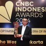 Direktur Utama PLN, Darmawan Prasodjo mengangkat plakat penghargaan sebagai CEO of The Year dalam ajang CNBC Indonesia Awards 2024, di Jakarta, Rabu (11/12). Pada event ini PLN juga menerima penghargaan sebagai Best Company in National Energy Security.