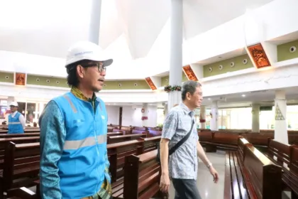 General Manager PLN UID Banten, Andy Acha (kiri) disambut hangat oleh Wakil Ketua 1 Dewan Paroki Harian Gereja, Michael Fadjar Tjiptadi (kanan), dalam kunjungannya di Gereja Hati Santa Perawan Maria Tak Bernoda