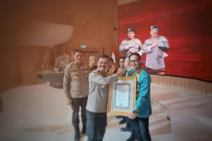 Kakorsabhara Irjen Pol Drs. Mulia Hasudungan Ritonga, M.Si (kiri) saat menyerahkan sertifikat audit Sistem Manajemen Pengamanan kepada General Manager PLN UID Banten, Andy Acha (kanan) dimana DCC dan Server Scada PLN UP2D Banten meraih Gold Reward pada Senin, (23/11).