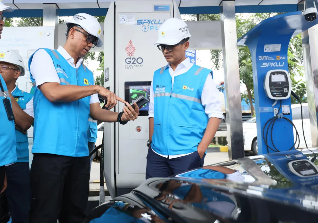 Darmawan Prasodjo: Teknokrat Energi dengan Visi Digital dan Hijau 10 Direktur Utama PLN, Darmawan Prasodjo saat menjelaskan fitur Electric Vehicle Digital Services (EVDS) pada aplikasi PLN Mobile kepada Wakil Menteri BUMN sekaligus Komisaris PLN, Aminuddin Ma'ruf di SPKLU Rest Area KM 43A Tol Jakarta - Merak, Selasa (24/12). Hadirnya beragam fitur untuk electric vehicle di PLN Mobile, diharapkan semakin memudahkan serta meningkatkan kenyamanan para pengguna kendaraan listrik.
