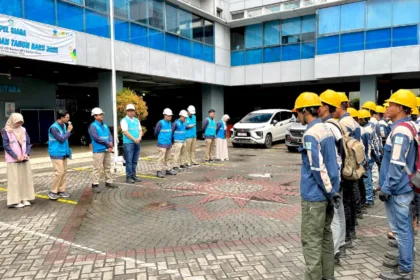 Kegiatan Apel Serentak dalam rangka Penyalaan 1.000 Pelanggan berlangsung di Unit Pelaksana Pelayanan Pelanggan (UP3) Banten Utara pada Selasa, (31/12). Sebagai penutup tahun 2024, momen ini menjadi bukti nyata semangat dan dedikasi dalam melayani pelanggan.