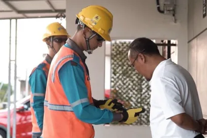 petugas PLN sedang menjelaskan beberapa fitur pada Aplikasi PLN Mobile kepada Pelanggan.