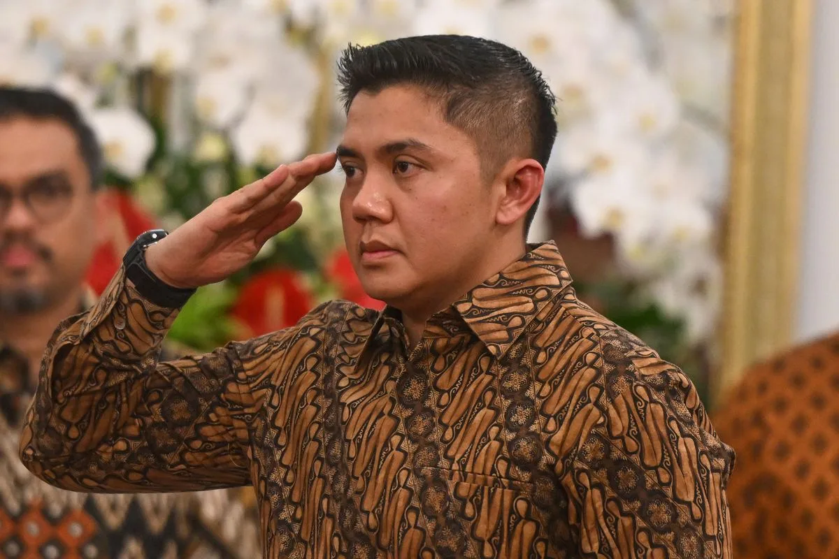 7 Pelajaran Hidup dari Sosok Mayor Teddy: Kepemimpinan, Loyalitas, dan Keteguhan Hati 11 Loyalitas yang ditunjukkan Mayor Teddy ke Presiden Prabowo menunjukkan betapa pentingnya komunikasi dan kepercayaan dalam kepemimpinan.
