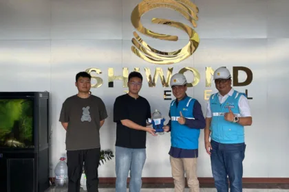 Senior Manager Niaga dan Manajemen Pelanggan, Ari Prasetyo Nugroho (tengah kanan), didampingi oleh Manager Unit Pelaksana Pelayanan Pelanggan (UP3) Banten Utara, Hanfi Adrhean Abidin (pojok kanan), menyerahkan cinderamata berupa icon “Maspol” atau Maskot PLN Mobile kepada manajemen PT Shiwond Steel Indonesia