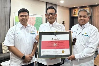 PLN UID Banten kembali meraih 2 sertifikat Sistem Manajemen (SM) baru, dimana pencapaian ini merupakan hasil dari konsistensi penerapan Sistem Manajemen Terintegrasi (SMT) dan kerja keras implementasi seluruh pihak dengan semangat kolaborasi. Senior Manager Perencanaan PLN UID Banten, Ahmad Samsuri (kanan) selaku Management Representative SMT Banten dan Manager Perencanaan Pengusahaan PLN UID Banten, Nugroho Widy Prasetyo (kiri) menyerahkan Sertifikat SNI ISO 14001:2015 terkait Manajemen Lingkungan & SNI ISO 55001:2014 terkait Manajemen Aset kepada General Manager PLN UID Banten, Andy Acha (tengah).