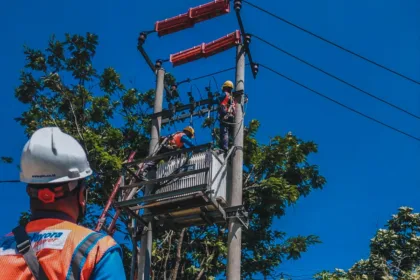 Petugas PLN secara rutin melakukan pemeliharaan infrastruktur untuk menjaga keandalan pasokan listrik bagi masyarakat.