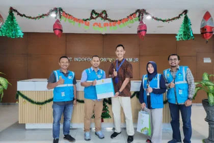 Manager Pelayanan Pelanggan PLN UID Banten, Setyo Hariyanto (kedua dari kiri), berfoto bersama pelanggan potential setelah acara Customer Intimacy berlangsung.