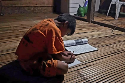 Hingga 2024, Rasio Desa Berlistrik (RDB) telah mencapai 99,92%, yang berarti 83.693 desa dan kelurahan kini teraliri listrik, menunjukkan komitmen Pemerintah untuk mewujudkan energi berkeadilan bagi seluruh rakyat Indonesia.