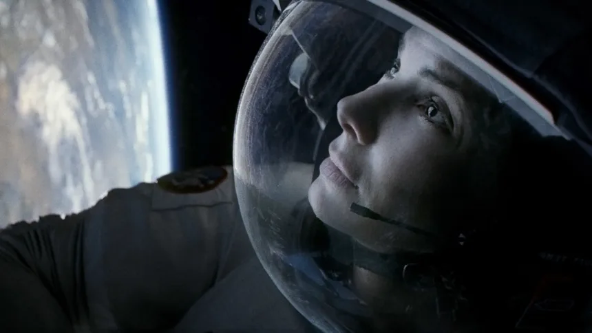 Alfonso Cuarón menarasikan adegan dari film Gravity, yang menampilkan Sandra Bullock dan George Clooney.