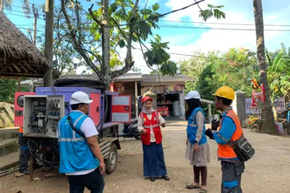 Petugas PLN standby di lokasi Haul Abuya Dimyathi ke-22 untuk memastikan kelancaran pasokan listrik selama acara.