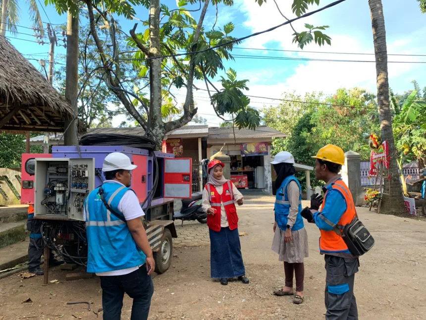 Petugas PLN standby di lokasi Haul Abuya Dimyathi ke-22 untuk memastikan kelancaran pasokan listrik selama acara.