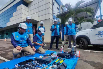 Tim pemeliharaan PLN UID Banten melakukan pengecekan peralatan operasional guna memastikan kondisi optimal dalam kegiatan pemeliharaan SPKLU. Kegiatan ini bertujuan untuk meningkatkan keandalan infrastruktur pengisian kendaraan listrik, mendukung pertumbuhan pengguna EV, serta menjamin kualitas layanan kepada pelanggan.