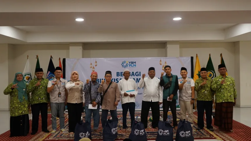 Para penerima manfaat bersama perwakilan YBM PLN UID Banten berfoto bersama usai penyerahan bingkisan dalam program “Berbagi Bingkisan Ramadhan” di Tangerang Selatan.