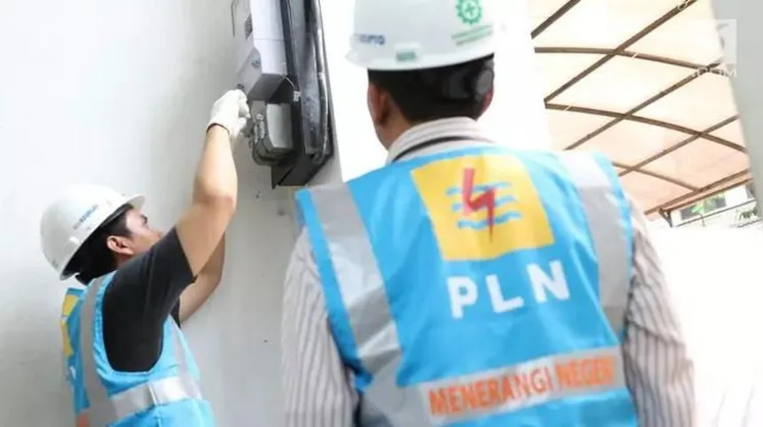 Ilustrasi Petugas PLN saat melakukan penambahan daya pada kWh meter milik pelanggan.