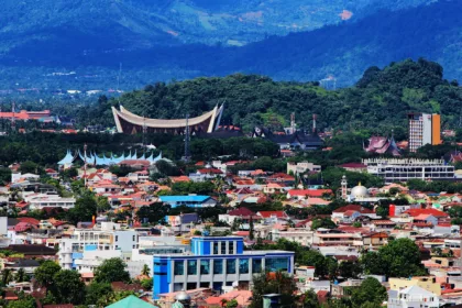 Padang, Sumatera Barat, resmi dinobatkan sebagai destinasi wisata paling terjangkau di Indonesia untuk periode April-Mei 2025, berdasarkan laporan terbaru dari platform perjalanan digital Agoda.