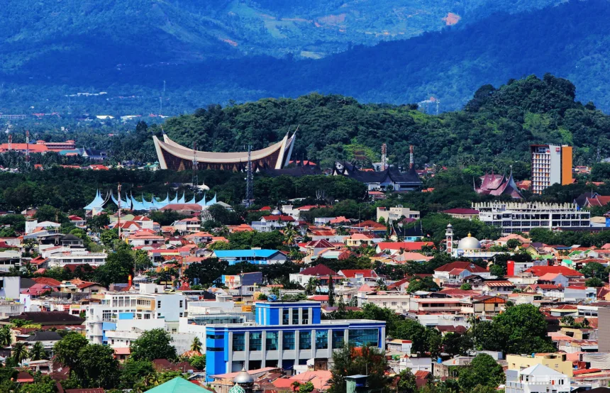 Padang, Sumatera Barat, resmi dinobatkan sebagai destinasi wisata paling terjangkau di Indonesia untuk periode April-Mei 2025, berdasarkan laporan terbaru dari platform perjalanan digital Agoda.