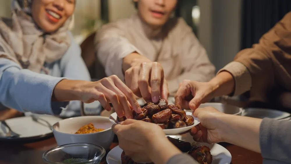 Tradisi Unik Ramadan di Berbagai Negara: 7 Momen Menarik yang Perlu Kamu Tahu 10 Di hampir semua negara, berbuka puasa dengan kurma adalah tradisi yang sudah sangat dikenal.