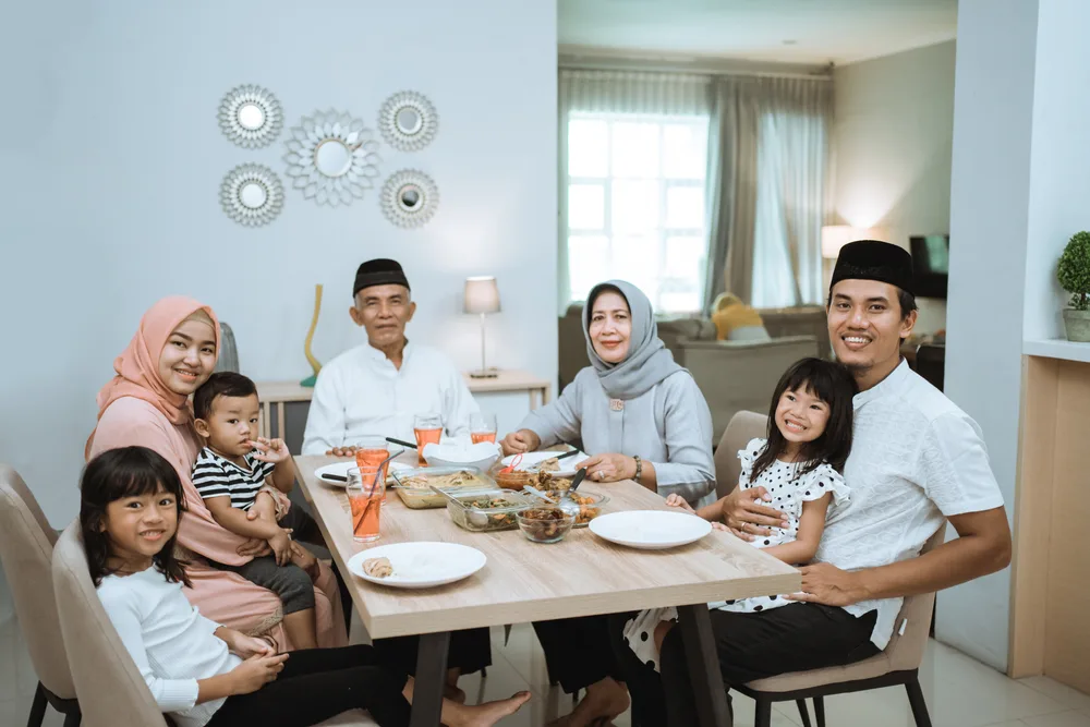 Tradisi Unik Ramadan di Berbagai Negara: 7 Momen Menarik yang Perlu Kamu Tahu 11 Di Indonesia, kebiasaan makan sahur sangat penting, karena menjadi waktu untuk mempersiapkan energi selama berpuasa seharian.